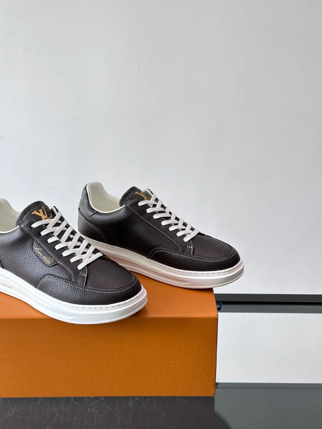 Men's men's shoes 💰p380 "＊OUIS ＊UITTO＊" casual sneakers, made of high-quality cowhide grain leather, with black laces, simple and high-end! LV Logo + classic Monogram lines on the side of the shoe, full of details✨. The rubber soles are wear-resistant and have strong traction, making them suitable for daily commuting and leisure. The shoe last fits the shape of the foot, making it comfortable to wear and not tiring after long walks. It is extremely versatile and can be easily worn with jeans or casual pants. It is a must-have item for men's fashion! 🖤 ​​size：38-44